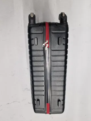 Maleta negra con detalles rojos