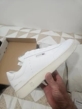 Zapatillas K-Swiss Blancas y Doradas