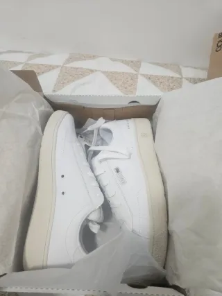 Zapatillas K-Swiss Blancas y Doradas