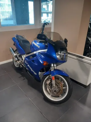 Honda VFR azul sportbike