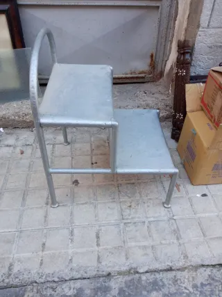 Escalera metálica de 2 peldaños