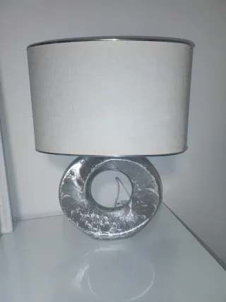 Lámpara de mesa moderna plateada.