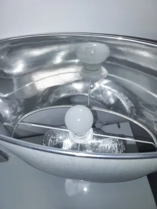 Lámpara de mesa moderna plateada.