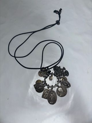 Collar con medallas religiosas