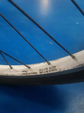 Bicicleta de paseo blanca niña