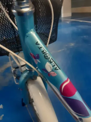 Bicicleta de paseo blanca niña