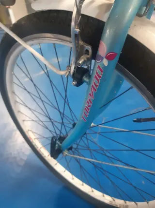 Bicicleta de paseo blanca niña