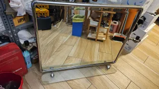 Espejo de baño plateado y transparente