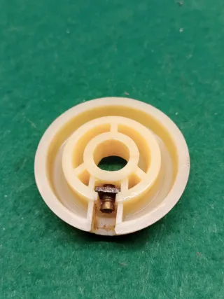 Botón de radio antiguo beige y plata