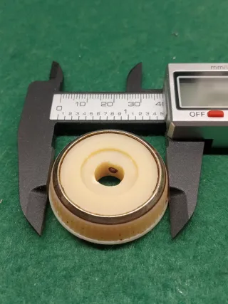 Botón de radio antiguo beige y plata