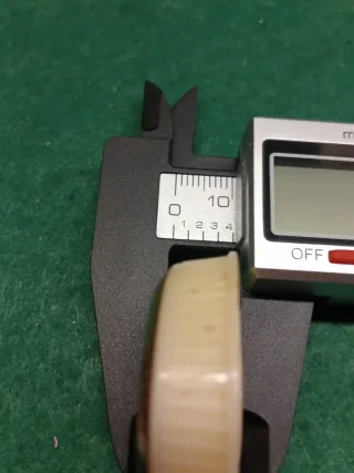 Botón de radio antiguo beige y plata