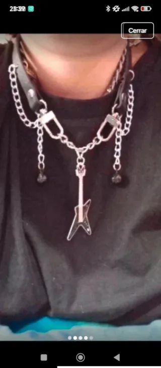 Collar con guitarra y cadenas