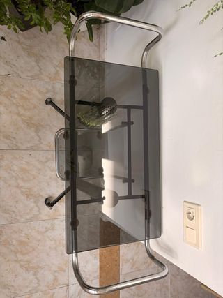 Mesa de cristal con ruedas