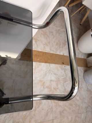 Mesa de cristal con ruedas