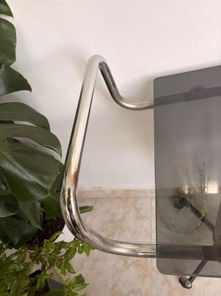 Mesa de cristal con ruedas