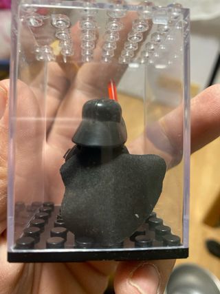 Lego Darth Vader con sable de luz