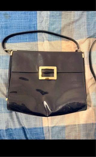 Borsa vernice blu con fibbia oro