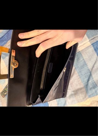 Borsa vernice blu con fibbia oro