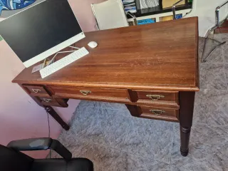 Escritorio de madera con cajones