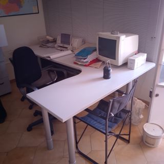 Dos mesas de oficina con ala