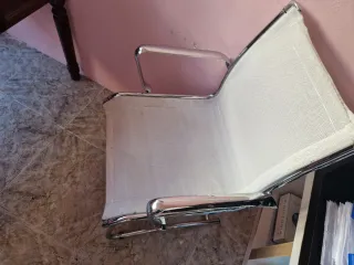 Silla de oficina plateada y blanca