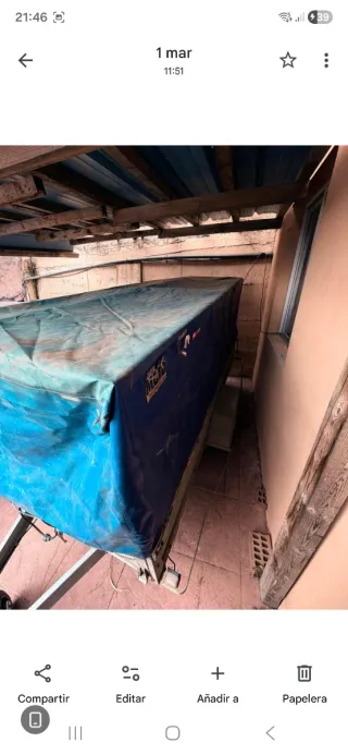 Remolque basculante con lona azul