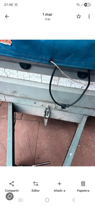 Remolque basculante con lona azul