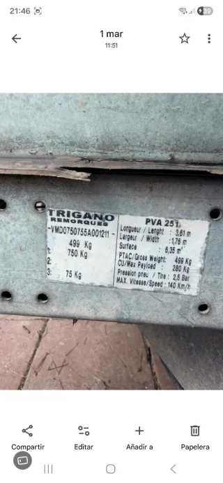 Remolque basculante con lona azul