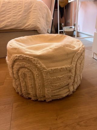 Elegante puff de tela beige