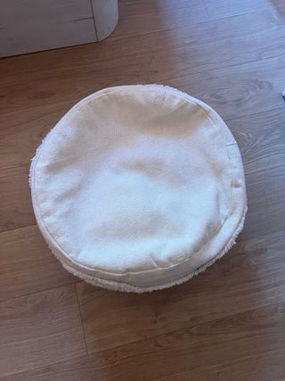 Elegante puff de tela beige