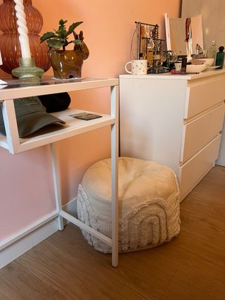 Elegante puff de tela beige