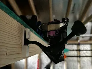 Supporto per appendere mulinelli da pesca