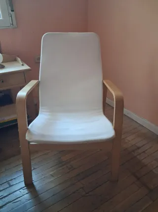 Butaca de madera blanca