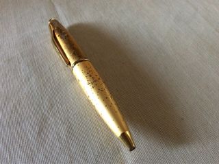 Bolígrafo dorado con puntos y otros. 2,48€ unidad