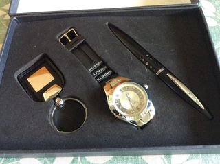 Bolígrafo dorado con puntos y otros. 2,48€ unidad