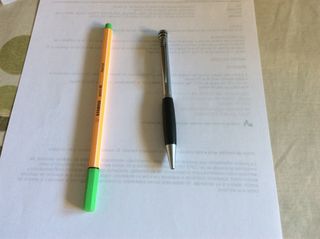 Bolígrafo dorado con puntos y otros. 2,48€ unidad