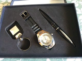 Bolígrafo dorado con puntos y otros. 2,48€ unidad