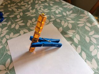 Bolígrafo dorado con puntos y otros. 2,48€ unidad