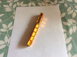 Bolígrafo dorado con puntos y otros. 2,48€ unidad