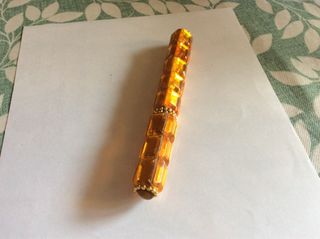 Bolígrafo dorado con puntos y otros. 2,48€ unidad