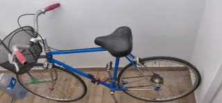 Bicicleta urbana azul con cesta