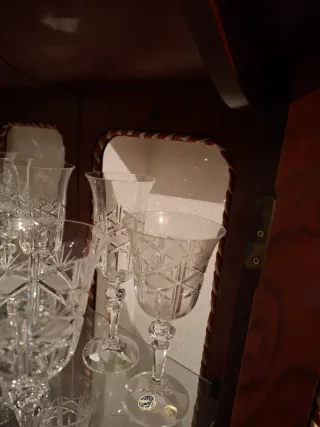 Vitrina madera tallada cristal bohemia