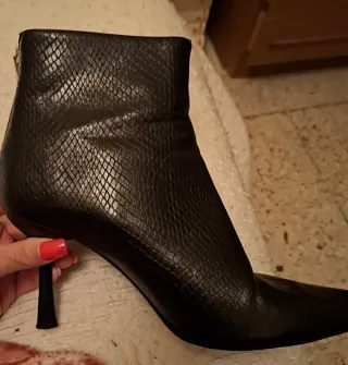 Botines de tacón negros efecto piel serpiente