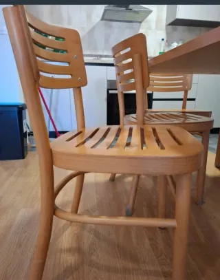 Mesa de comedor de madera