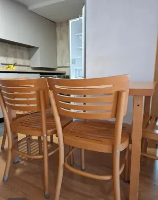 Mesa de comedor de madera