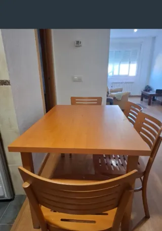 Mesa de comedor de madera