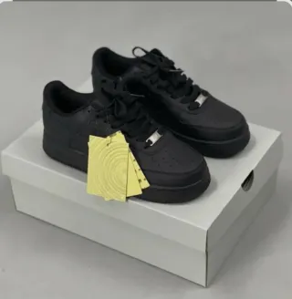 Nike Air Force 1 Negras y Rojas