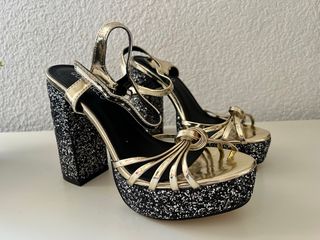 Tacones dorados con brillos negros