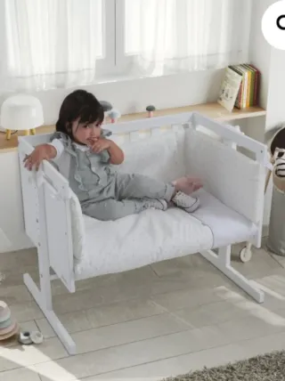 Minicuna blanca con ruedas