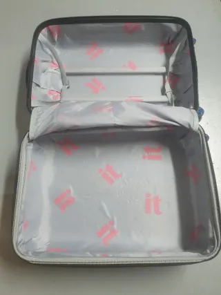 Maleta de viaje con diseño de etiquetas